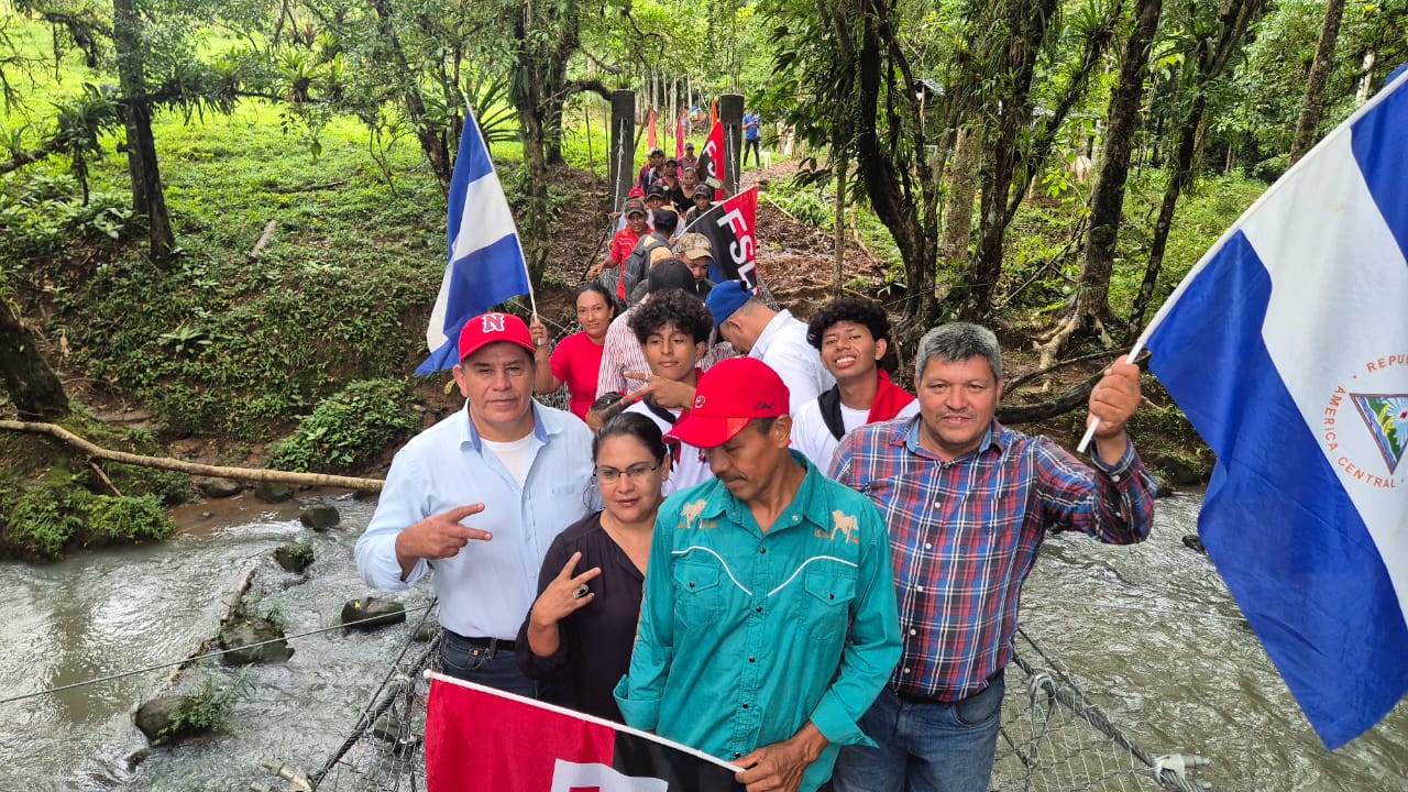 Inauguración de puente colgante para el beneficio de la población de Los Peres y Naciones Unidas.